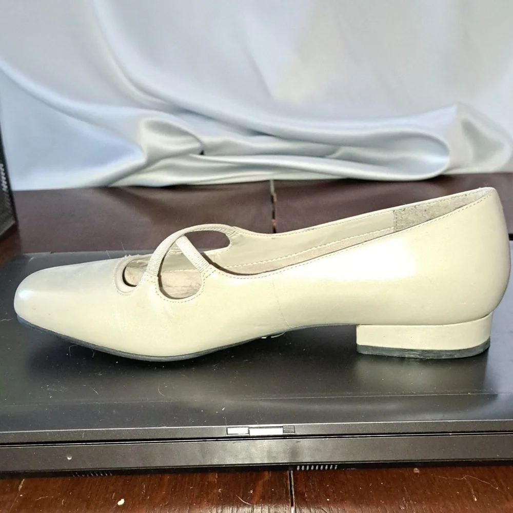 Elegant Women's Dark Bone Flats Liz Baker size 8W - Picture 7 of 9